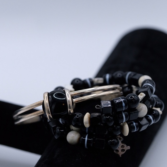 Gorgeous lightweight Bangles Beaded Art Market find with Metal details - Picture 11 of 13